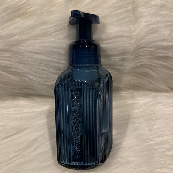 ‘Navy’ Vertical Lines Gentle & Clean Foaming Hand Soap Dispenser by BBW, NWTags - Picture 2 of 6